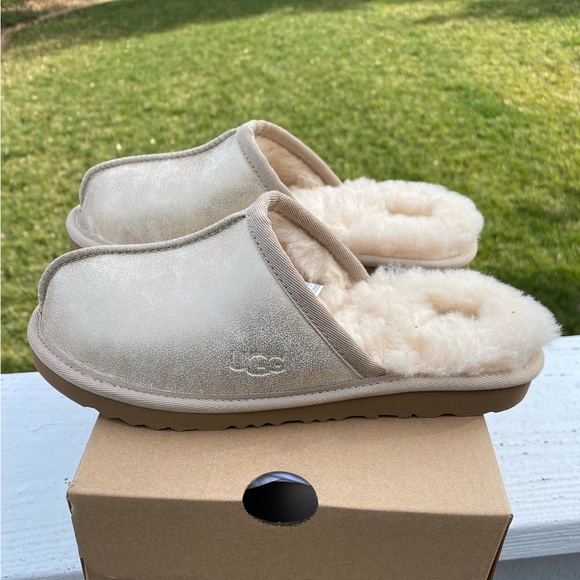 ⭐️NEW⭐️ UGG Keegan Metallic Slipper - Picture 1 of 9
